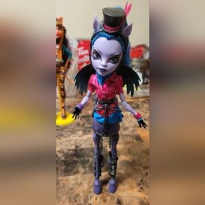 G1 Monster High Avea Trotter Freaky Fusion Only Displayed